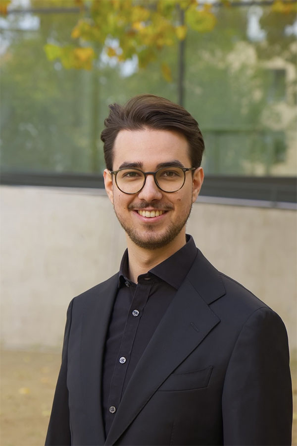 Am Sonntag, den 20.09.2026, setzt die Jütting-Stiftung ihre Kammermusikreihe mit dem Countertenor Philipp Rauh aus Dresden fort. Robin Gaede begleitet ihn am Flügel.