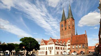 Markt mit Ensemble des Rathauses und der Stadt- und Bügerkirche St. Marien