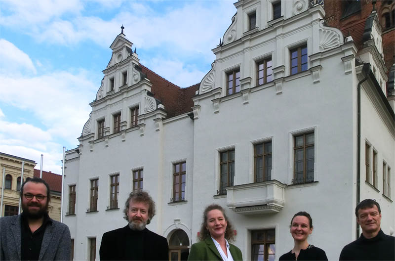Die diesjährige Jury aus Prof. Michaela Kaune (Gesang/Hamburg), Prof. Roland Krüger (Klavier/Hannover), Prof. Björn Kadenbach (Blechbläser-Trio/Dresden), Prof. Pauline Sachse (Viola/Lübeck) und Prof. Martin Spangenberg (Klarinette/Berlin)