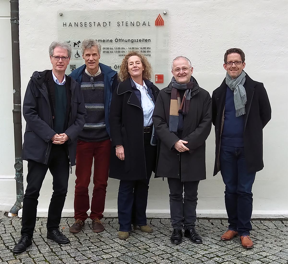 Das Bild zeigt die Mitglieder der Jury vor dem Eingang des Rathauses Stendal. V.l.n.r.: Prof. Thomas Müller-Pering, Prof. Stephan Forck, Prof. Michaela Kaune, Prof. Robert Ehrlich, Prof. Konrad Engel