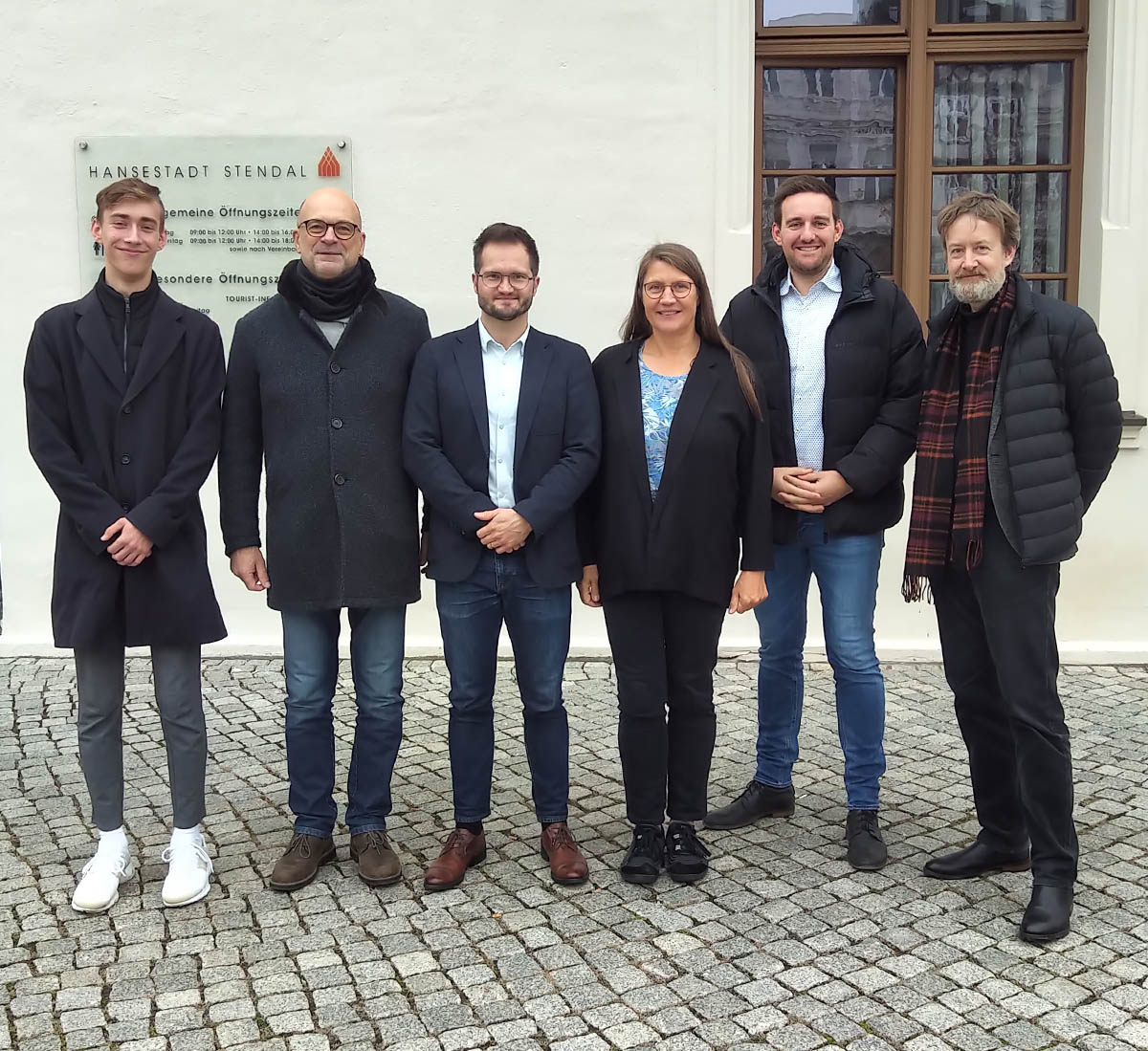 Das Foto zeigt die Jury vor dem alten Rathaus, nämlich von links nach rechts: Jann Pietsch (Techniker), Prof. Thomé, Hr. Baranowski, Prof. Firkins, Prof. Richter und Prof. Krüger