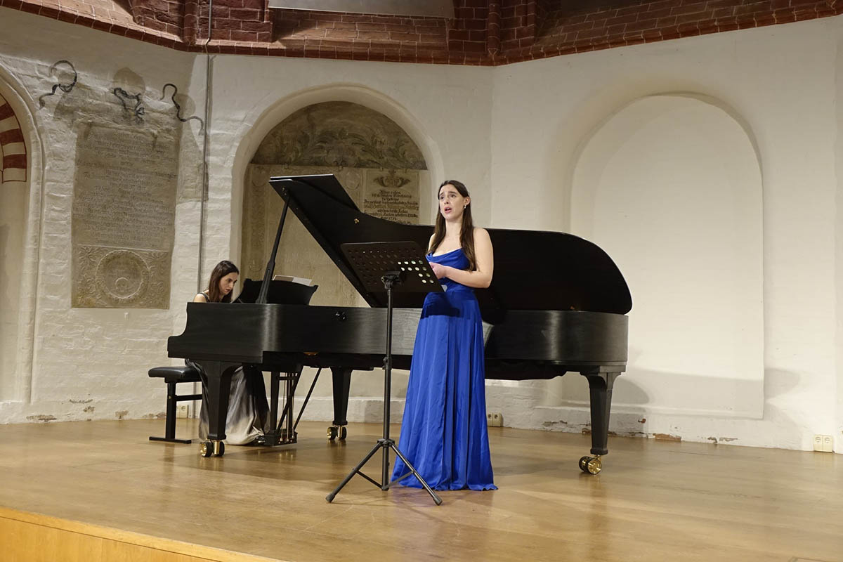 Sopranistin Rosa Lüttschwager mit der Pianistin Mariana Popova in der Katharinenkirche